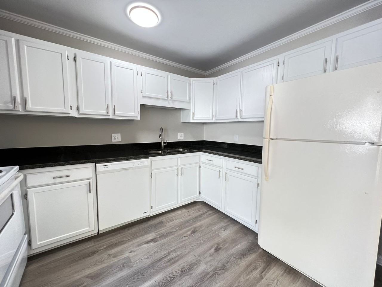 4713 Matt Dr Apt D - Photo 5 of 22