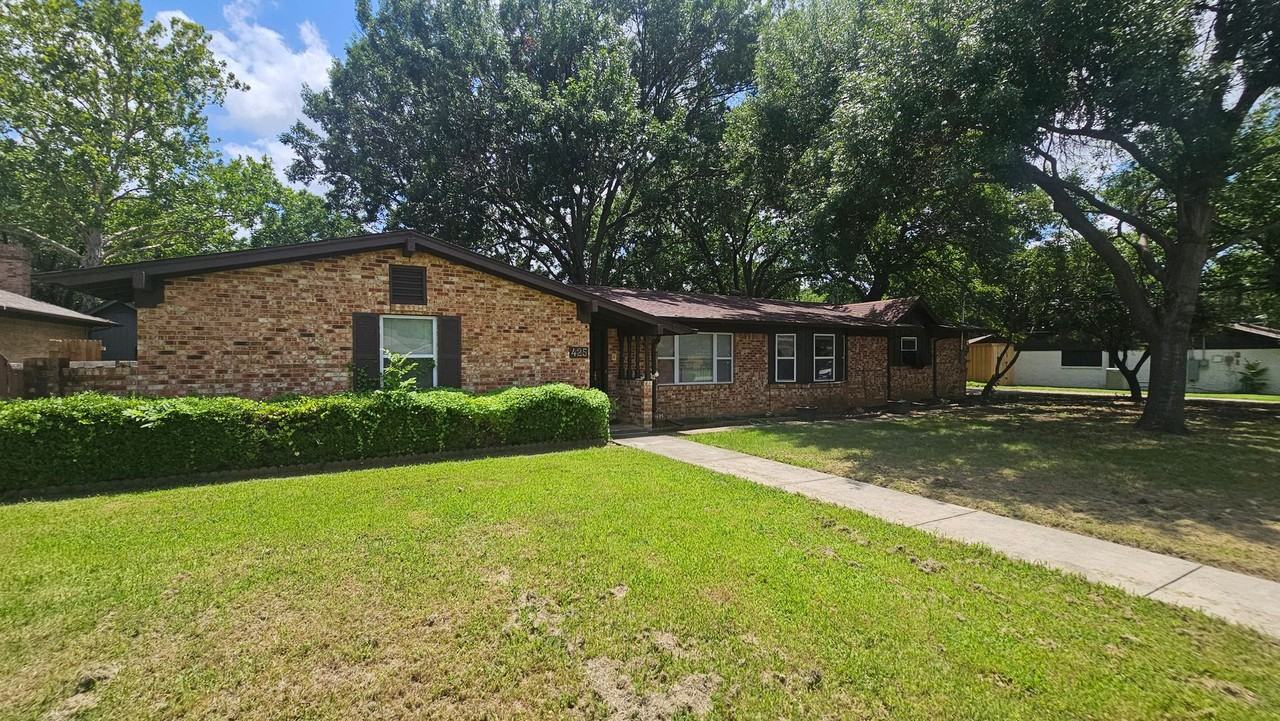 425 Mimosa Dr - Photo 2 of 30