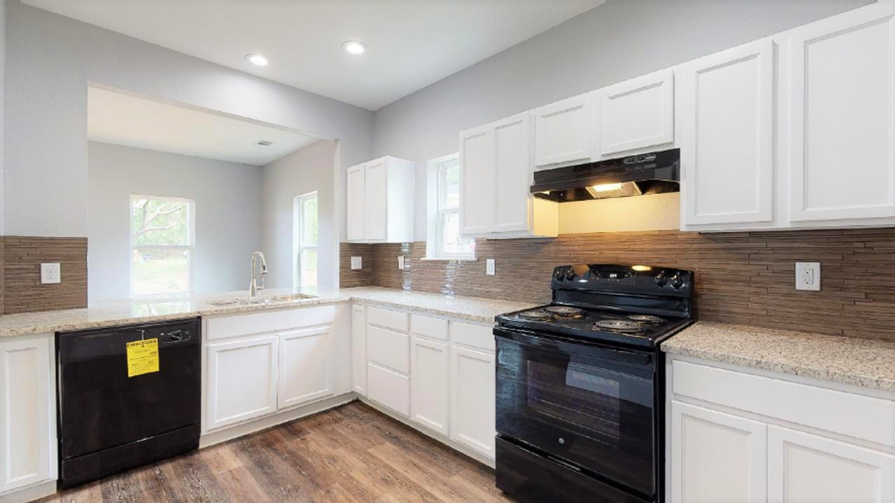 114 E Oak St - Photo 2 of 16