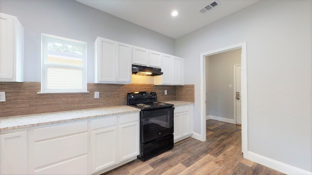 114 E Oak St - Photo 5 of 16