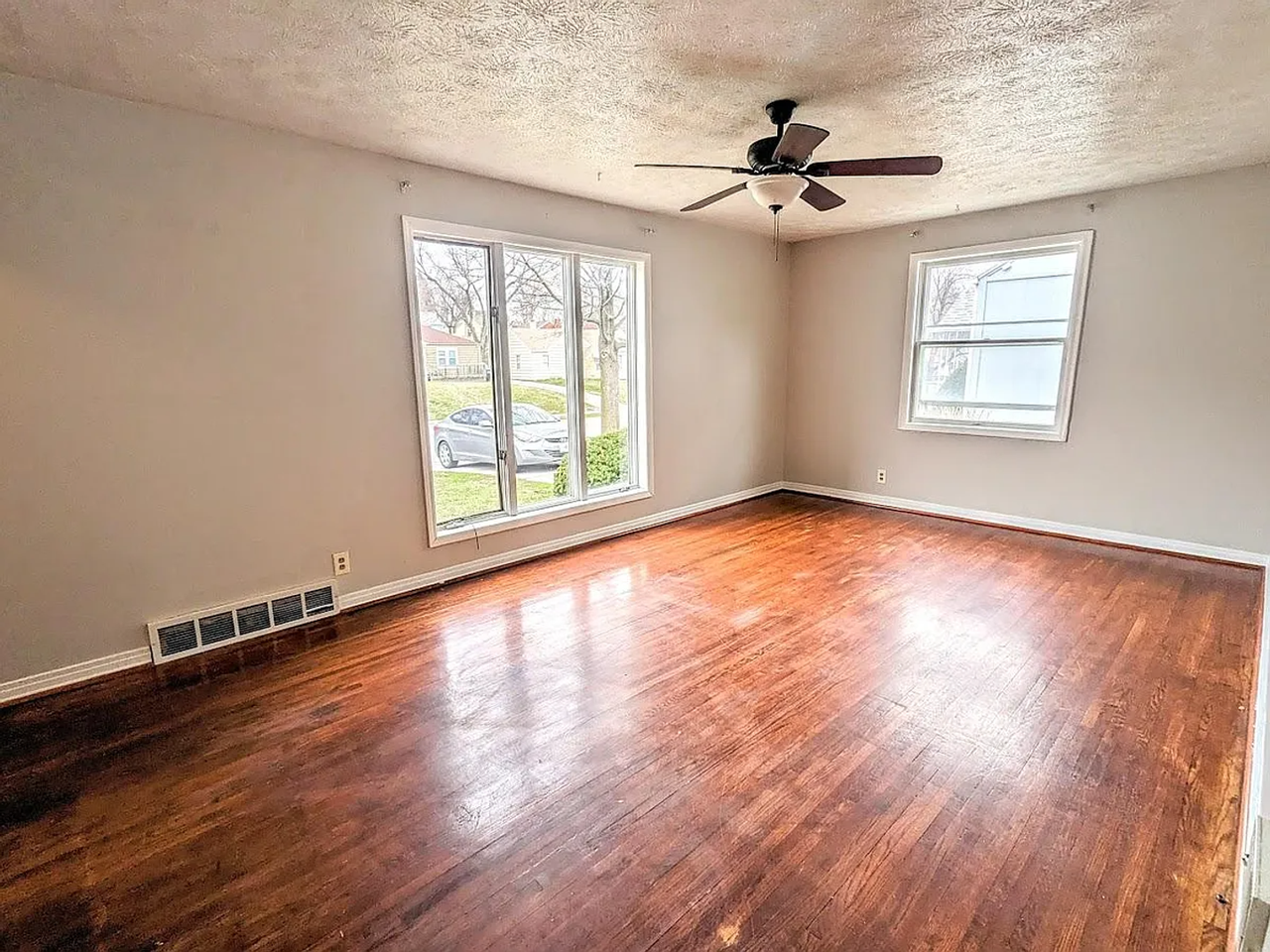 3421 Martin Ave - Photo 3 of 14