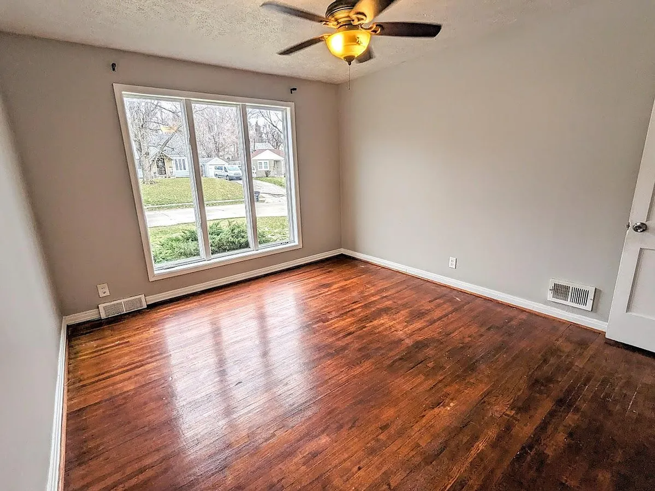 3421 Martin Ave - Photo 4 of 14