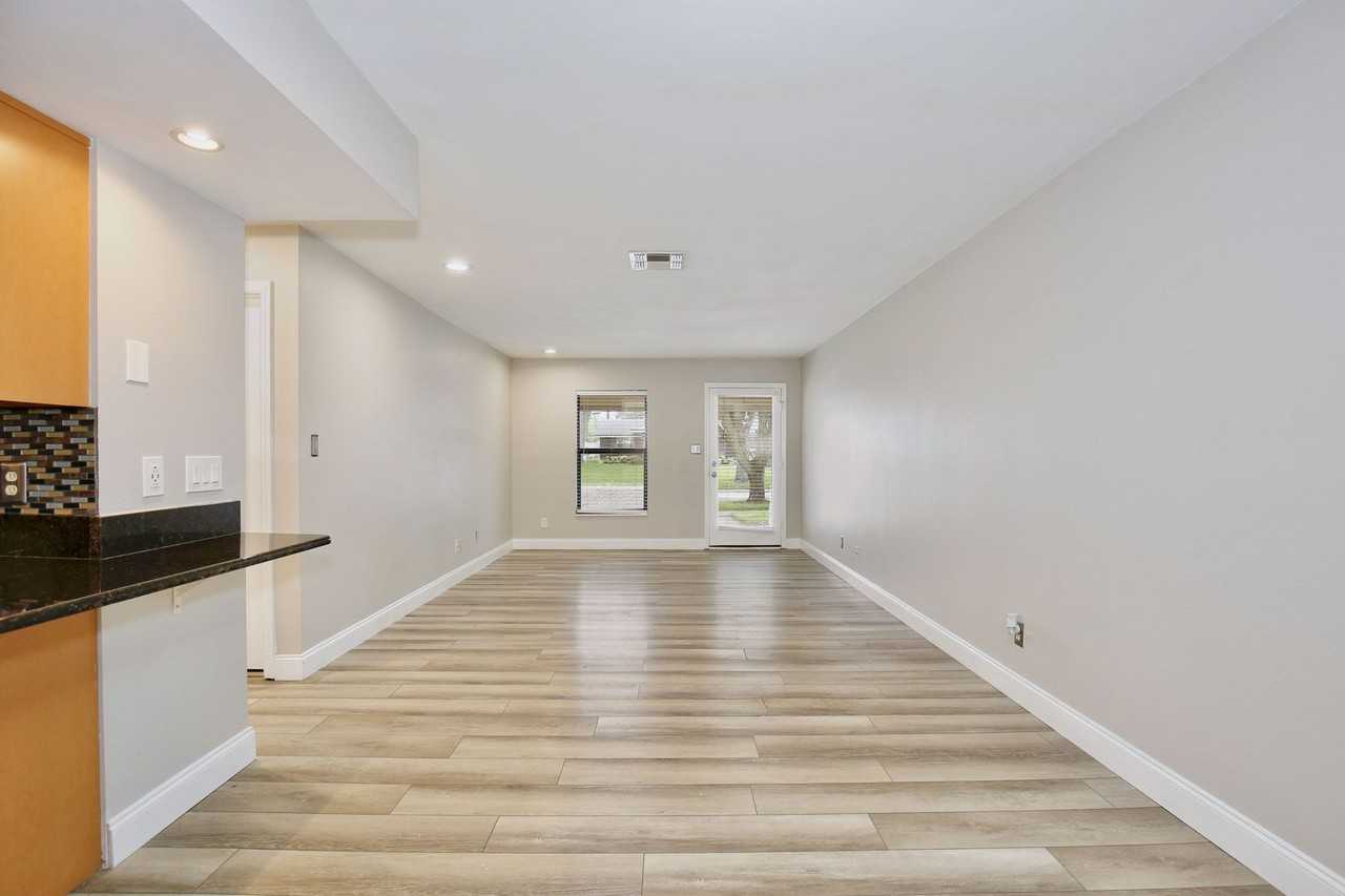 2942 Plaza Terrace Dr - Photo 6 of 25