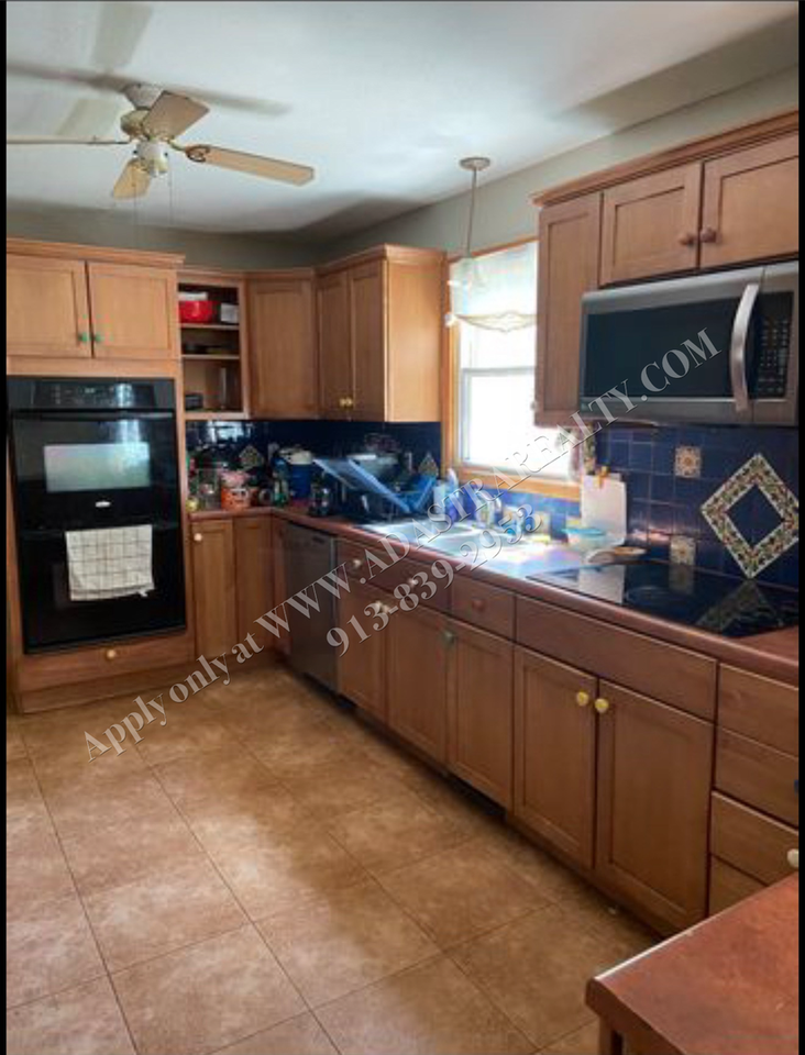 1741 W 20th St - Photo 2 of 6