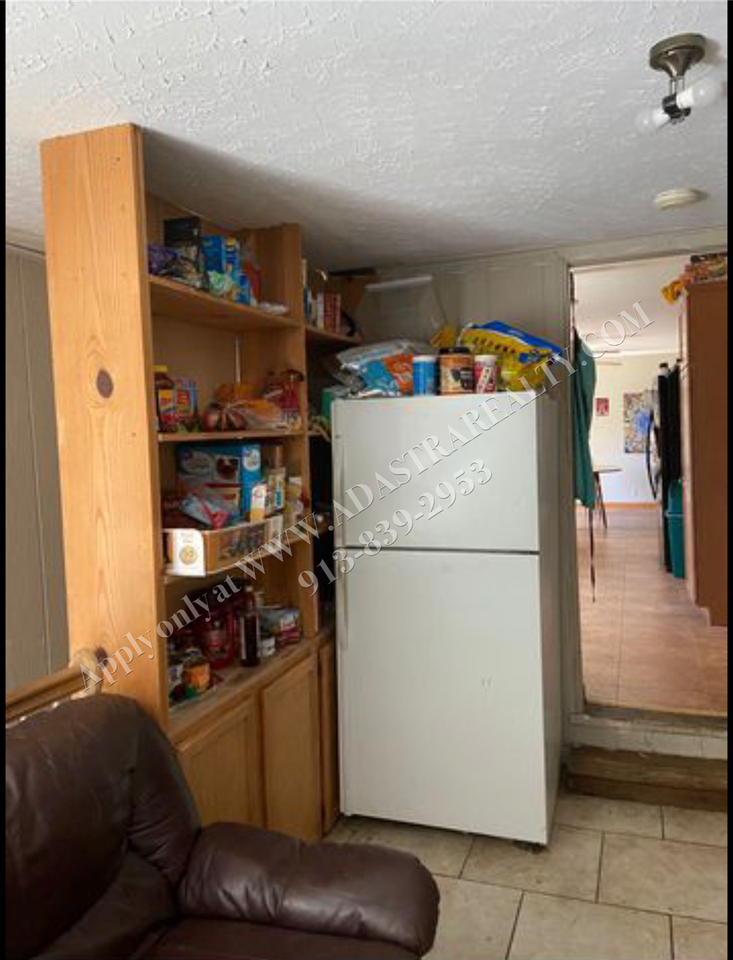 1741 W 20th St - Photo 3 of 6