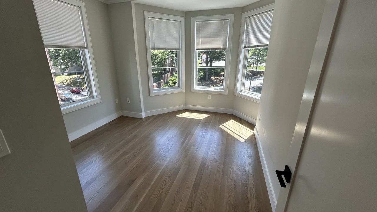 105 Warren St - Photo 2 of 5