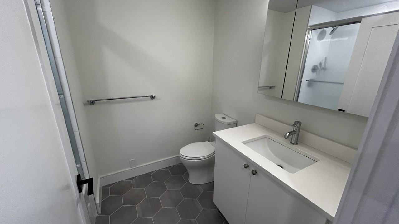 105 Warren St - Photo 4 of 5
