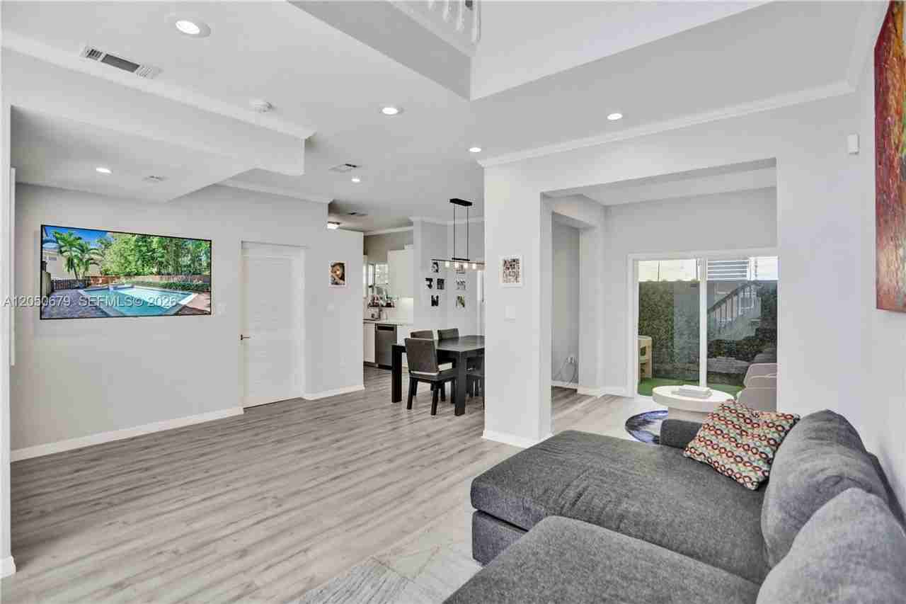 3135 Gifford Ln - Photo 5 of 13