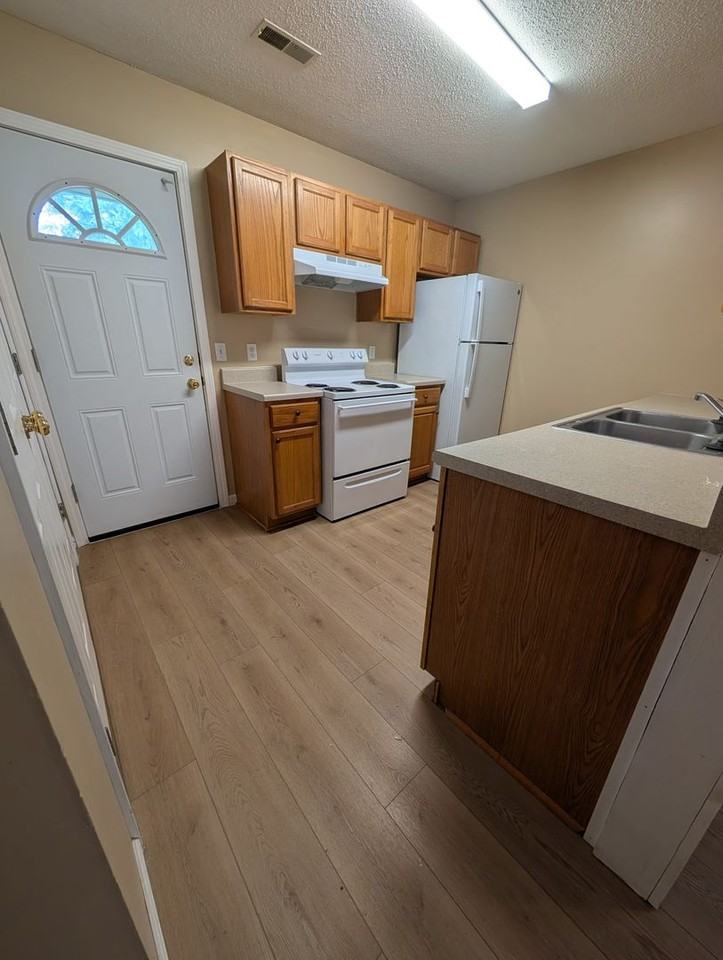 5005 Geyser Blvd - Photo 3 of 9