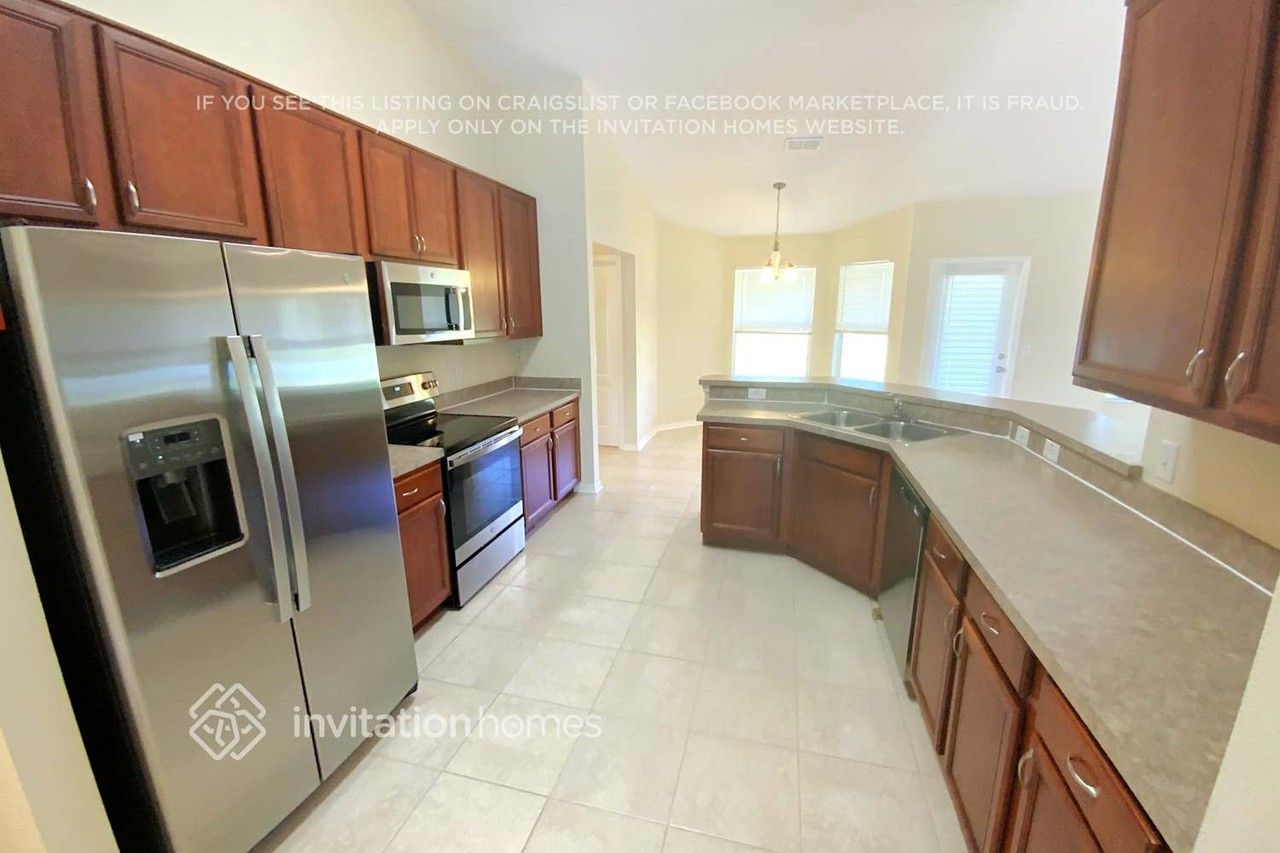 3237 Lorimar Ln - Photo 5 of 14