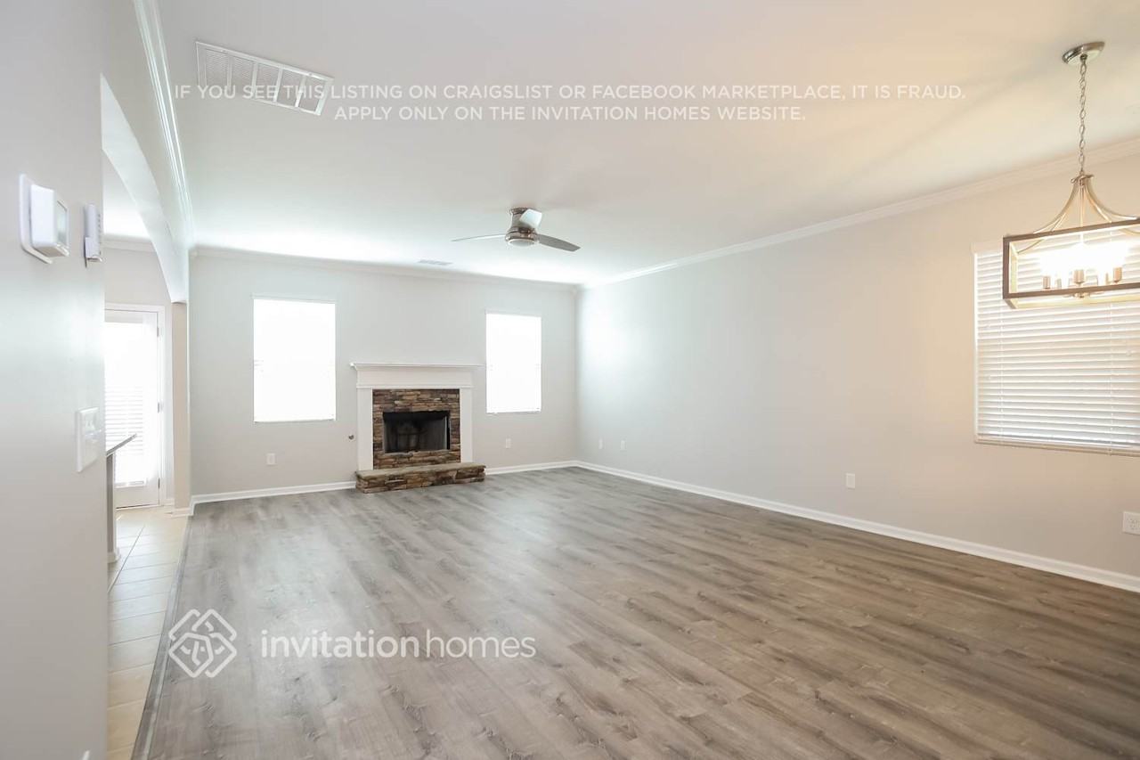 267 Royal Crescent Ter - Photo 3 of 16