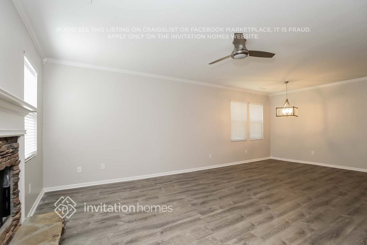267 Royal Crescent Ter - Photo 4 of 16