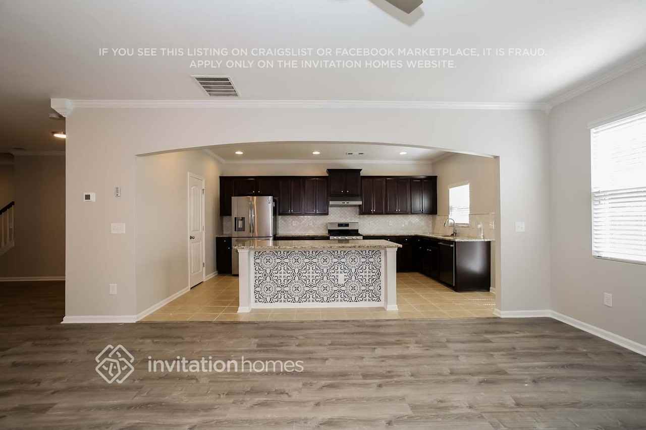 267 Royal Crescent Ter - Photo 5 of 16