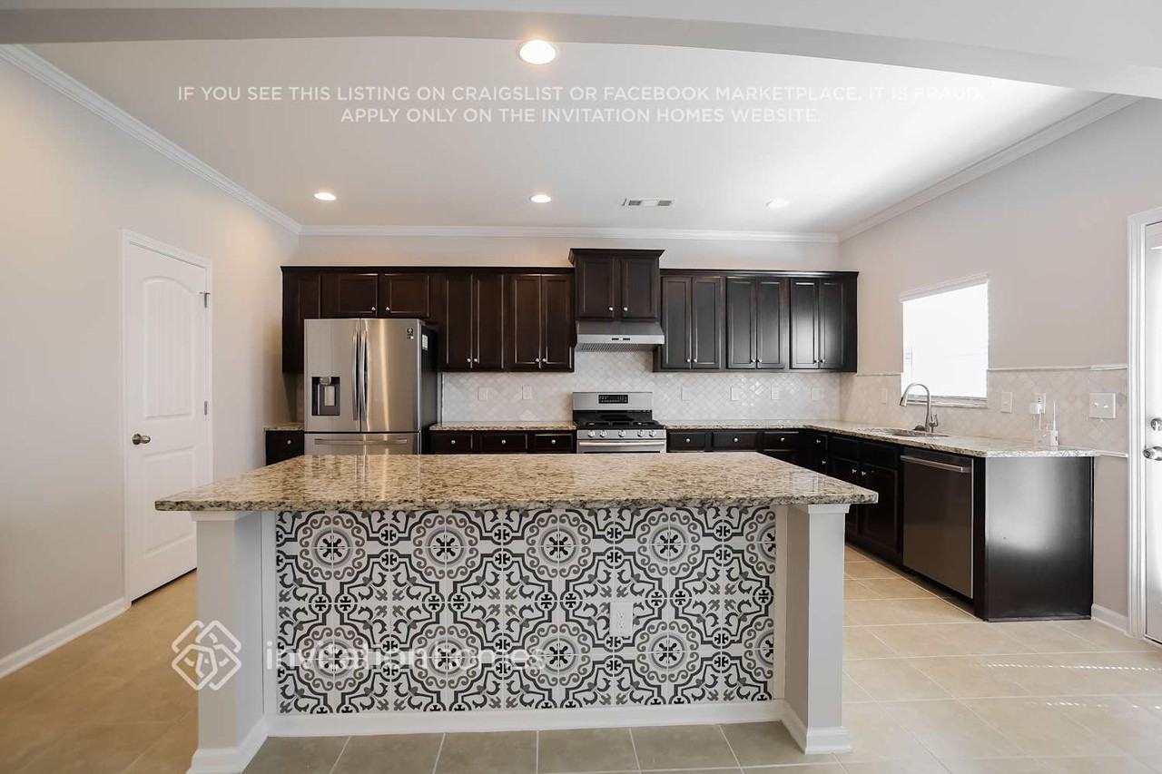 267 Royal Crescent Ter - Photo 6 of 16