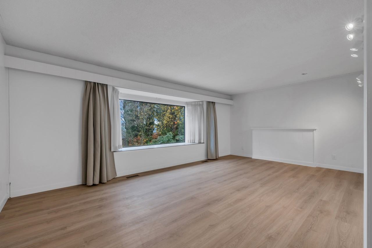 228 27th Street West - Photo 4 of 24