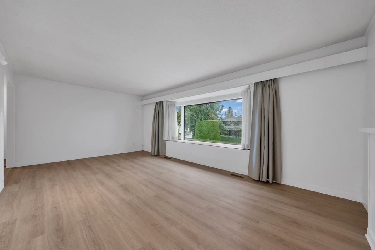 228 27th Street West - Photo 7 of 24