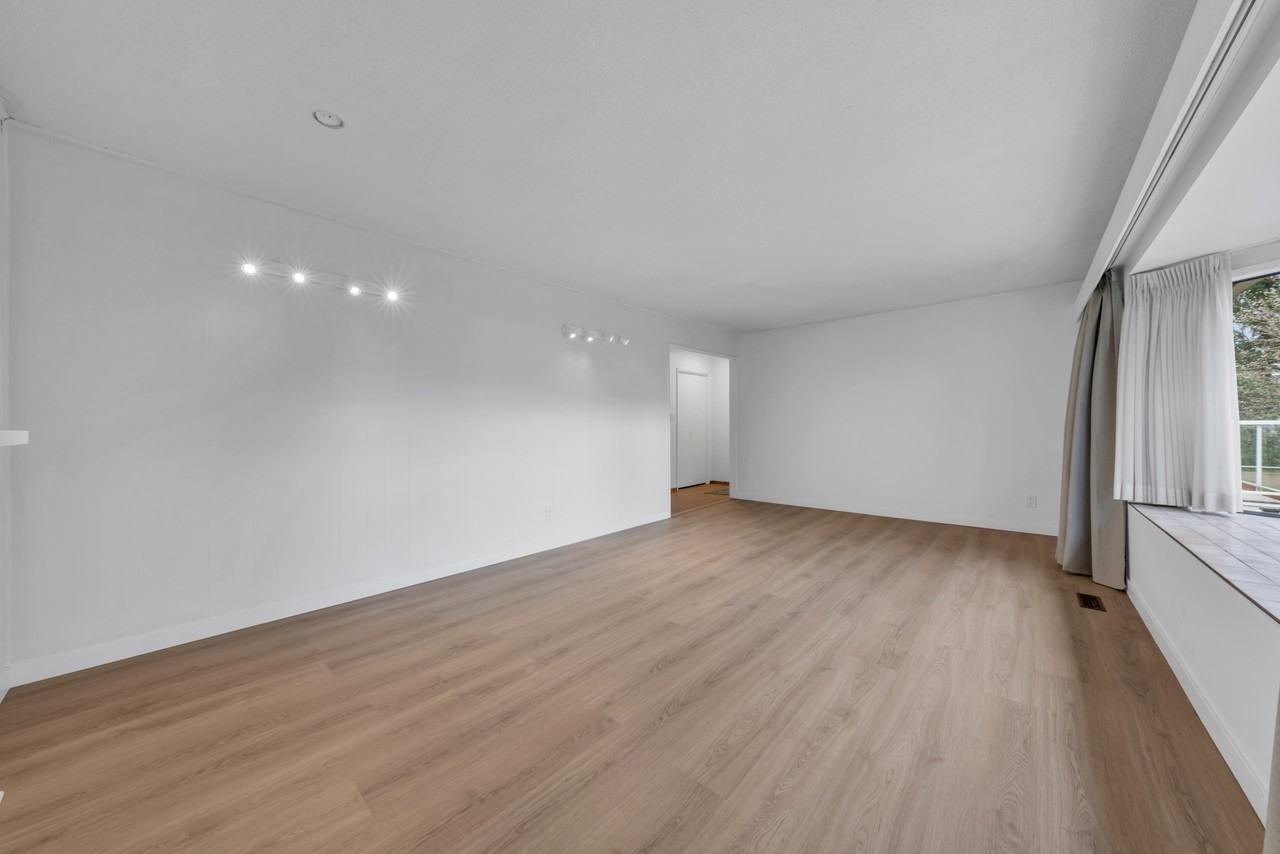 228 27th Street West - Photo 6 of 24