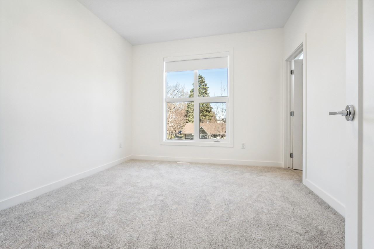 9115 65 Ave Nw - Photo 6 of 22