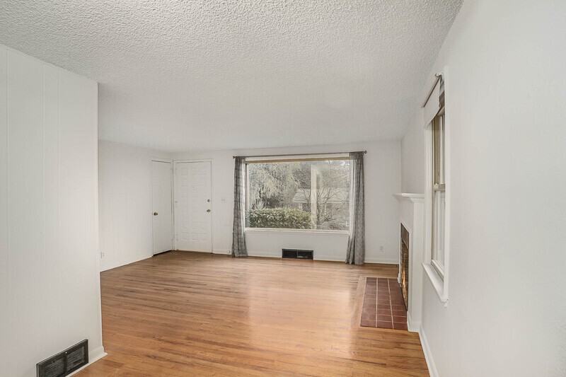 228 Nw 56th St - Photo 3 of 13