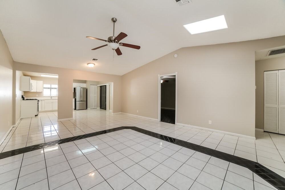 5901 Lincoln Cir W - Photo 5 of 16