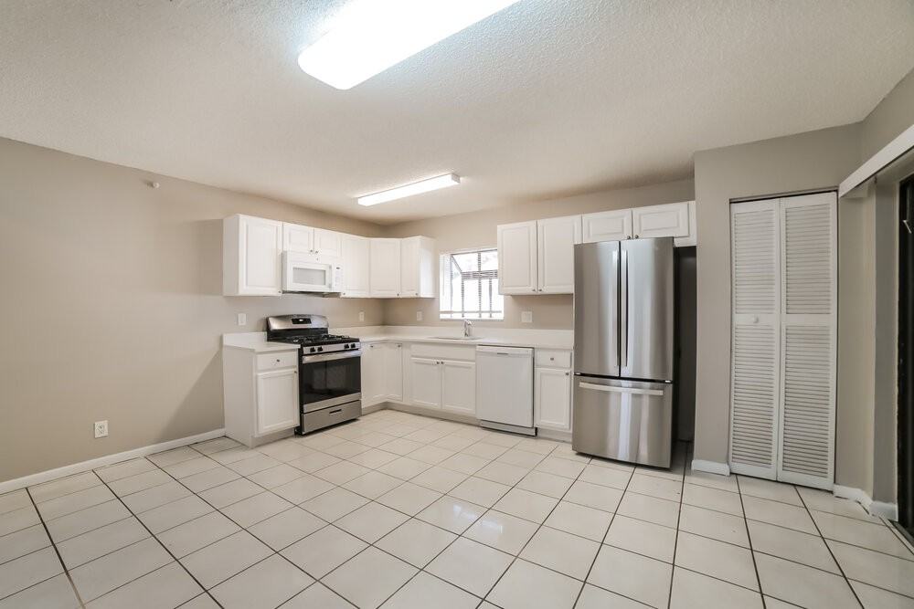 5901 Lincoln Cir W - Photo 6 of 16