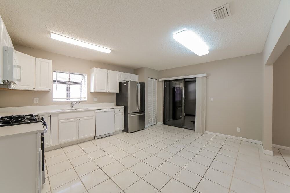 5901 Lincoln Cir W - Photo 7 of 16