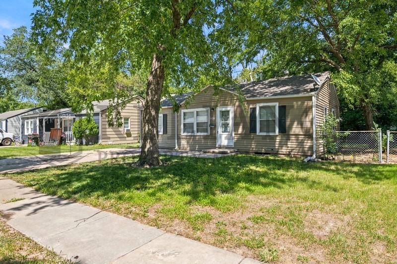 1126 S Silverdale Ct - Photo 2 of 37