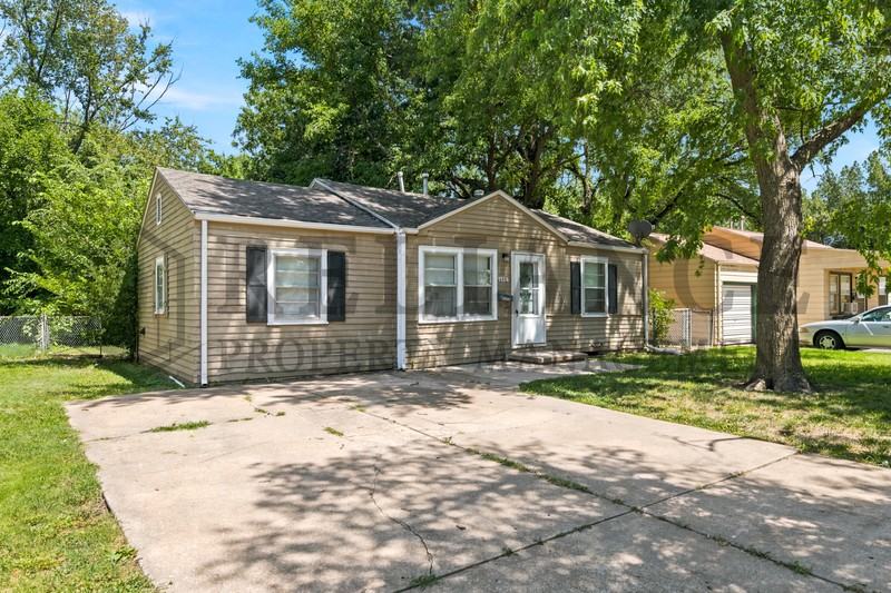 1126 S Silverdale Ct - Photo 4 of 37