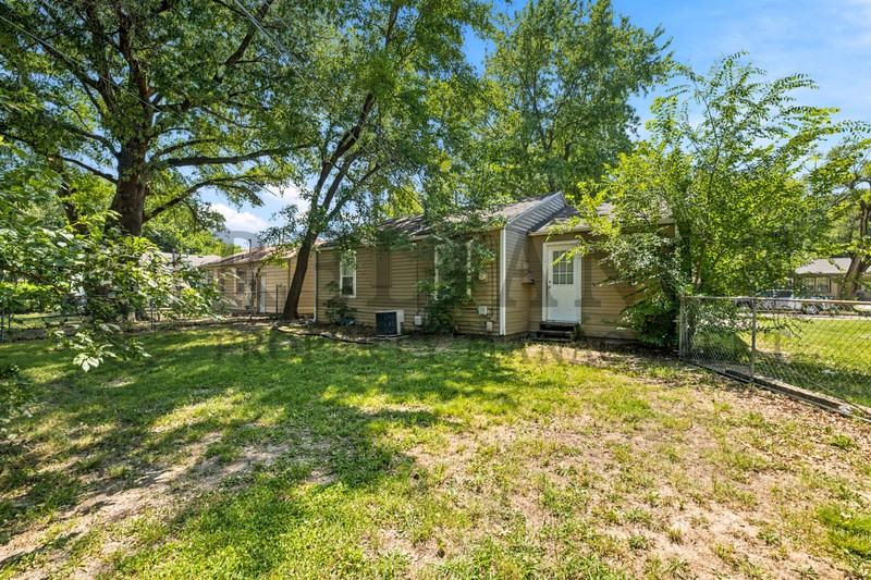 1126 S Silverdale Ct - Photo 6 of 37