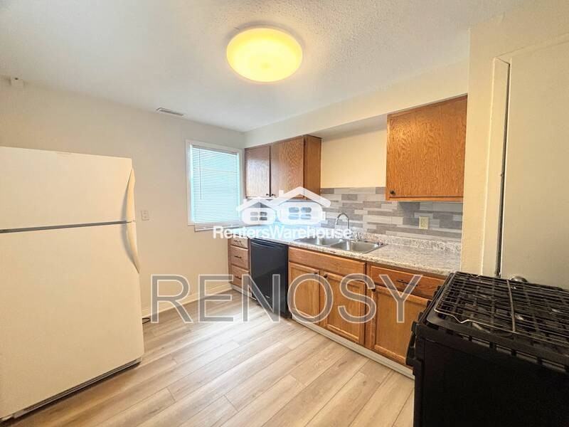 228 1st St - Photo 3 of 9