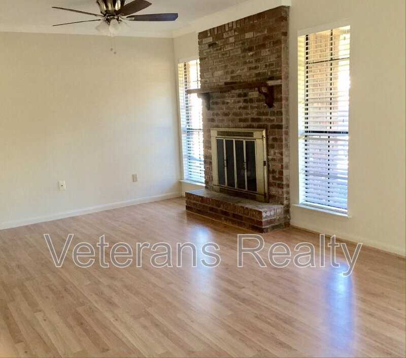 867 Vee St - Photo 3 of 15