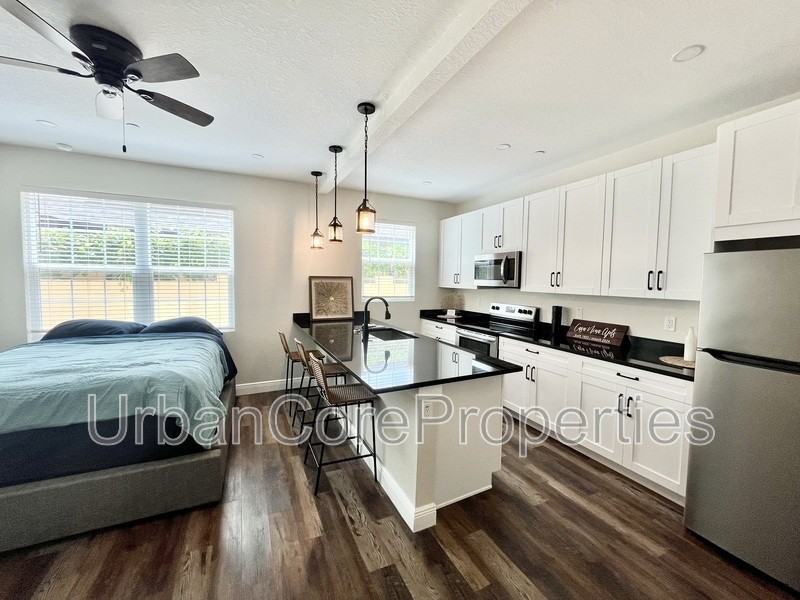 325 15th Ave Ne #3 - Photo 4 of 10