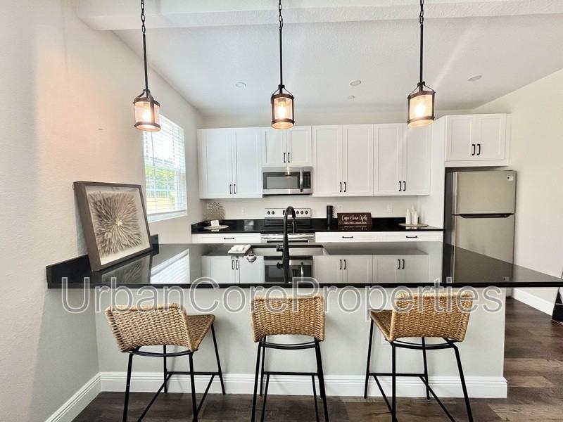 325 15th Ave Ne #3 - Photo 6 of 10
