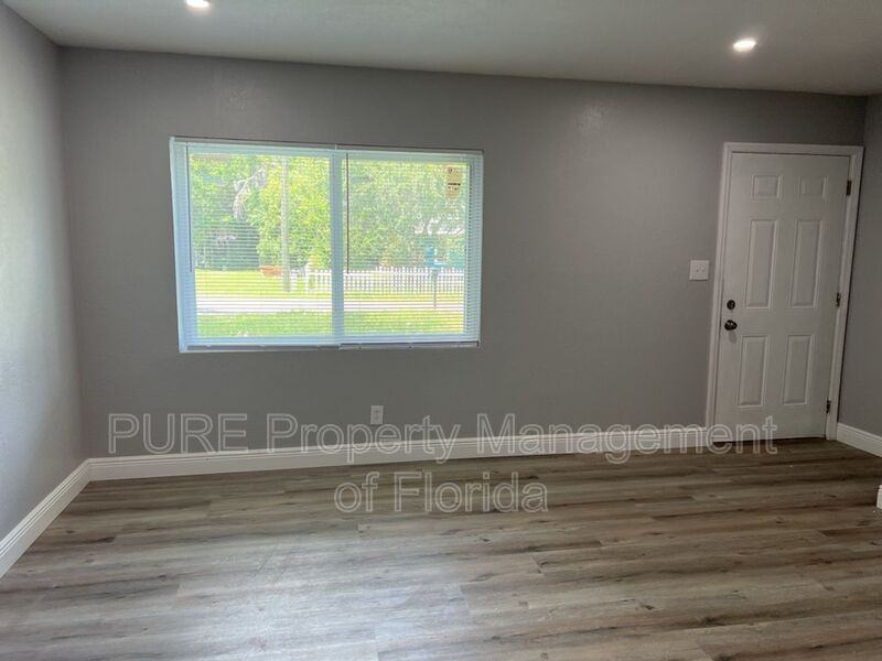 1135 Ne 9th Ave - Photo 3 of 33