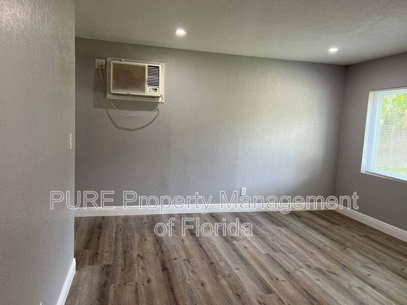 1135 Ne 9th Ave - Photo 5 of 33