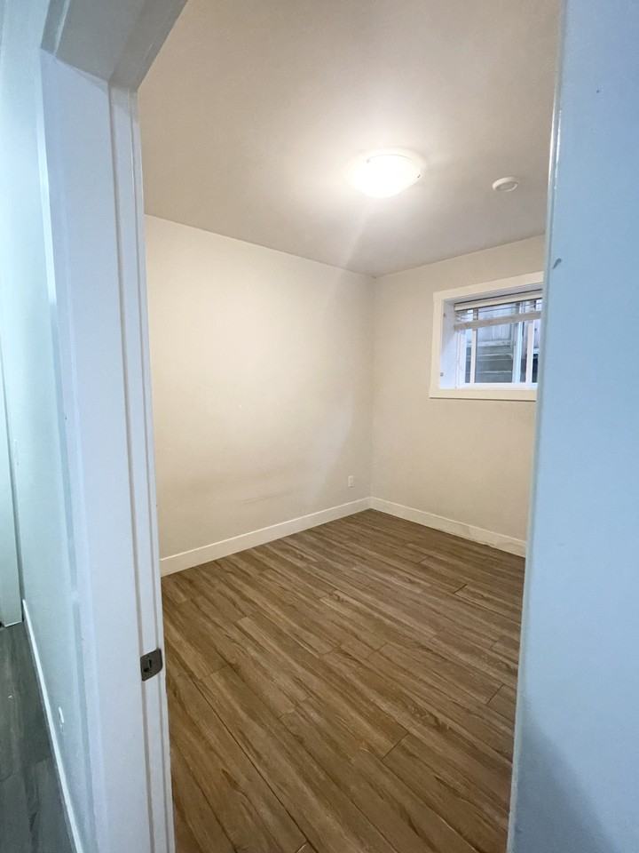 16562 103 Avenue - Photo 2 of 7
