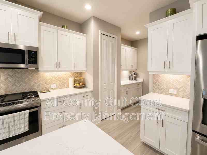 10194 Canaveral Cir - Photo 4 of 30