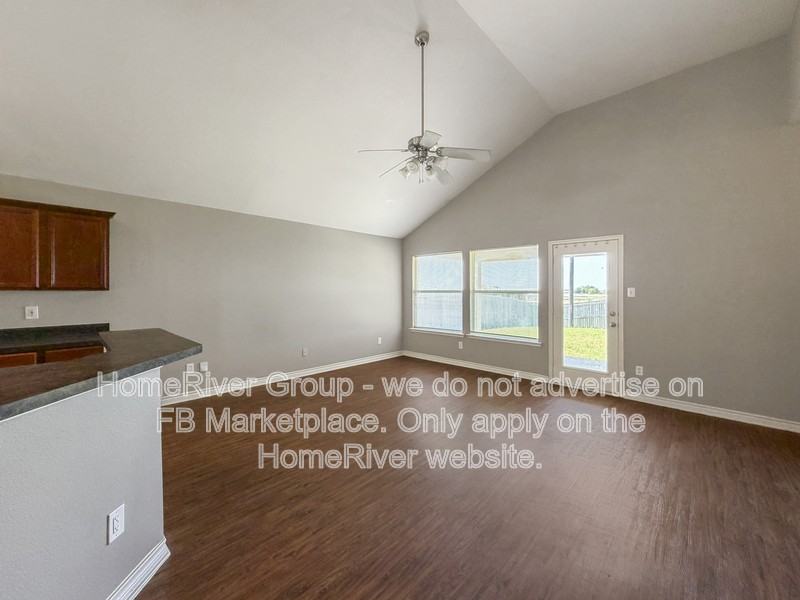 313 Charleston Dr - Photo 4 of 22