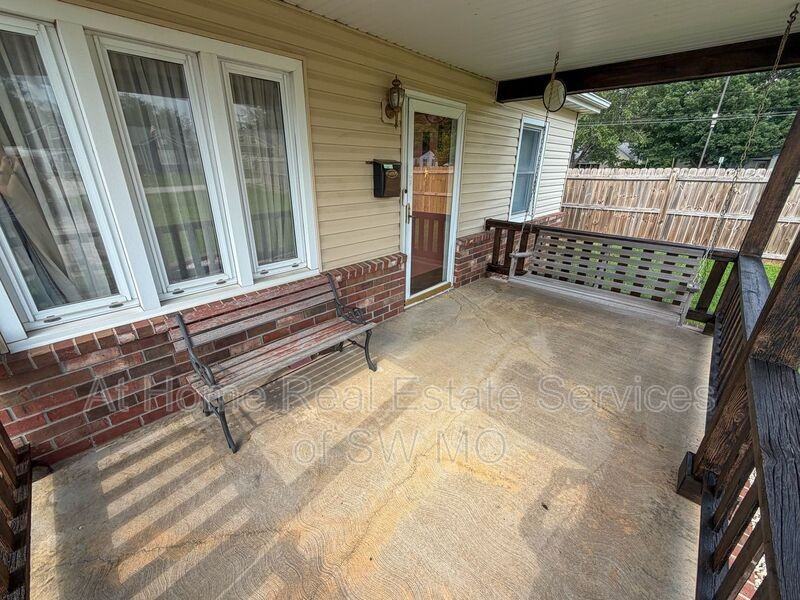 1855 E Walnut St - Photo 2 of 3