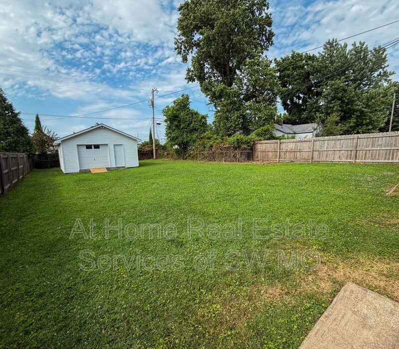 1855 E Walnut St - Photo 3 of 3