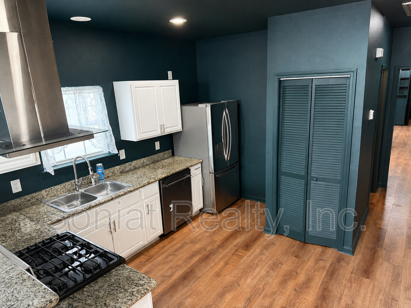 1461 N Robertson St - Photo 3 of 19