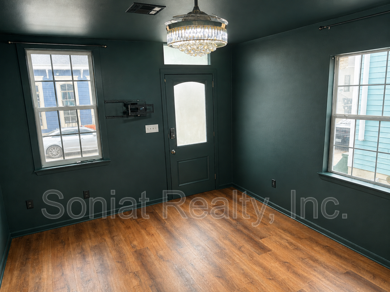 1461 N Robertson St - Photo 4 of 19