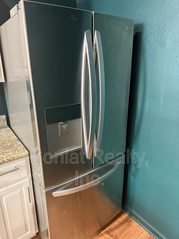 1461 N Robertson St - Photo 7 of 19