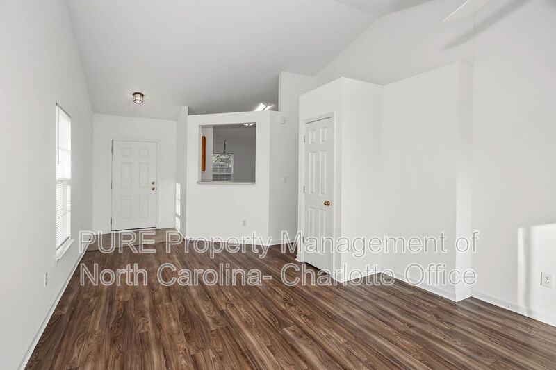 2910 Bridgeville Ln - Photo 3 of 26