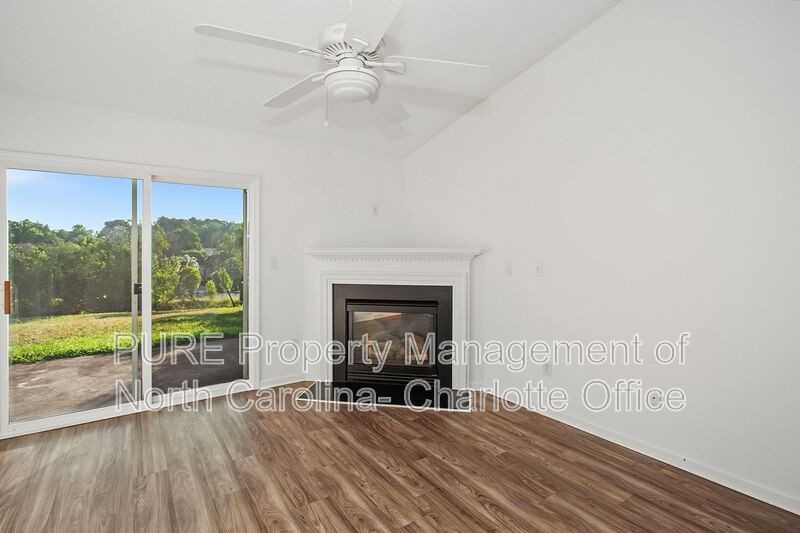 2910 Bridgeville Ln - Photo 5 of 26