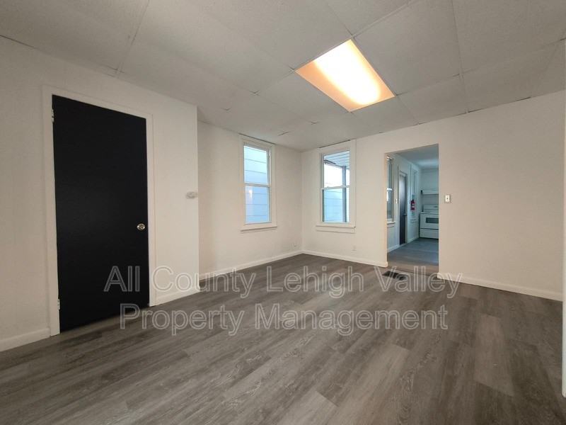 137 S 12th St - Photo 3 of 9