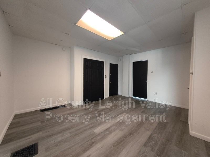137 S 12th St - Photo 4 of 9