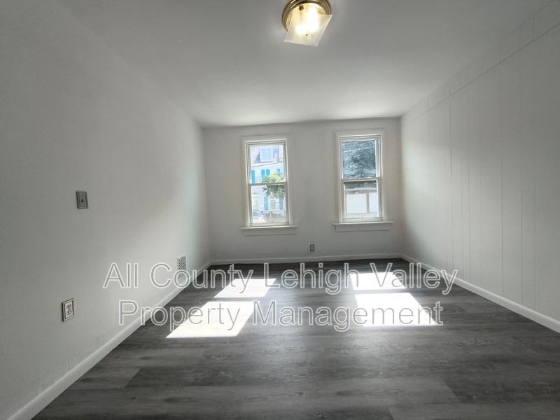 137 S 12th St - Photo 6 of 9