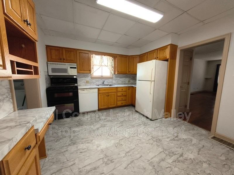 8 W Elizabeth Ave - Photo 2 of 13