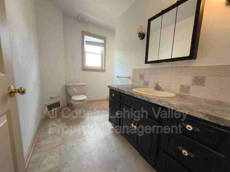 8 W Elizabeth Ave - Photo 5 of 13